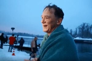 На Крещение американские дипломаты окунулись в ледяные воды Днепра: опубликовано видео