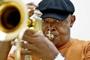 Легендарный композитор и певец южноафриканского джаза скончался от рака