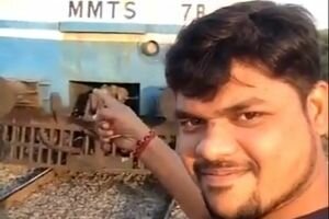В Индии мужчина снял на видео, как его сбивает поезд