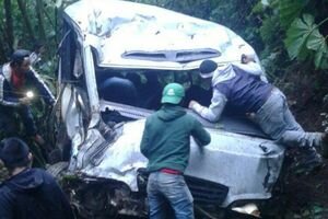 В Гватемале автобус с 45 пассажирами упал в пропасть, есть жертвы