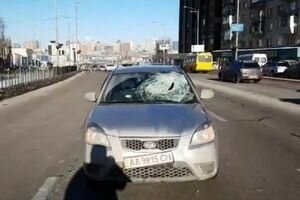 В Киеве женщина перебегала шесть полос на Голосеевском проспекте и спровоцировала масштабное ДТП (видео)
