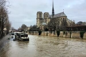 Разлив Сены: в Париже закрыли несколько станций метро (видео)