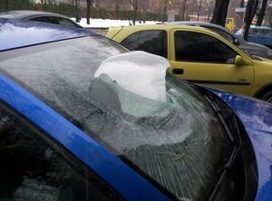 Разбитые лобовые стекла и помятые крыши: в Днепре огромные глыбы льда крушат автомобили