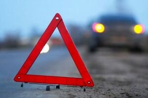 В Черновцах автомобиль сбил трех пешеходов возле остановки (фото, видео)