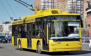 "Не резиновый": в Киеве переполненный пассажирами троллейбус не выдержал и "лопнул" (фото)