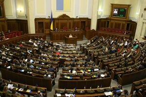 Заседание парламента началось с полупустым залом