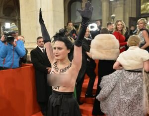 Военный мародер и барыга: активистка Femen устроила "представление" перед гостями Венского бала (фото)