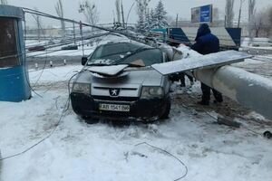 Электроопора упала на автомобиль с водителем в Виннице (фото)