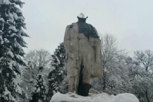 Во Львовской области задержали вандалов, которые отбили голову памятнику Шевченко