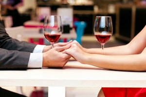 Бюджетно или с излишествами: во сколько обойдется романтический ужин в День святого Валентина
