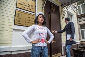 Активистка Femen, известная по "белорусскому делу", пришла в суд с нимбом и крыльями