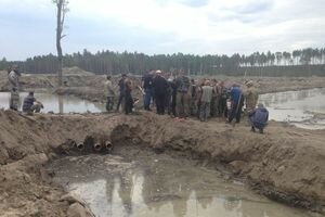 Незаконная добыча янтаря: в Ровенской области сотня копателей напала на полицейских