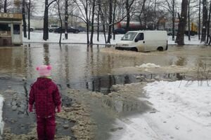 Жители перебираются вплавь: в Голосеевском районе вода сорвала асфальт 