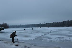 Под Киевом двое рыбаков дрейфовали по озеру на льдине