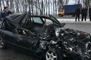 В Харьковской области Audi влетела в стоящую на обочине фуру: на месте погибли четыре человека (фото)