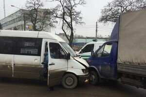 В Запорожье маршрутка протаранила грузовик с военными (фото)