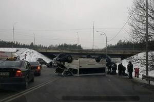 На выезде из Вышгорода произошло ДТП: перевернулся бус, в котором ехали военные (фото)