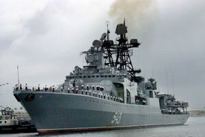 Во Владивостоке вспыхнул российский боевой корабль "Маршал Шапошников" (видео)