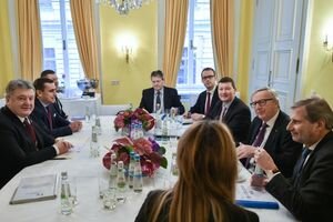 Порошенко обсудил с Юнкером получение очередной макрофинансовой помощи Украине