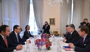 Порошенко встретился с Моравецким и настоятельно попросил Польшу не портить отношения с Украиной