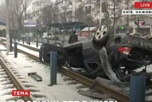ДТП в Киеве: автомобиль вылетел на трамвайную линию, движение транспорта полностью остановилось