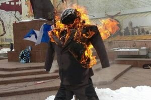 В Черновцах сторонники Саакашвили сожгли чучело Порошенко
