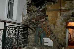 В Одессе рухнула стена жилого дома: спасатели достали из-под завалов пенсионерку (фото)
