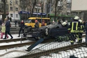 Автомобиль заблокировал трамвайную линию: в Киеве задержали подозреваемого в ДТП