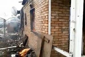 В Донецкой области люди пытались потушить пожар в доме под обстрелом боевиков (видео)