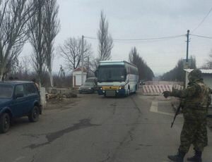В Донецкой области на блокпосту загорелся автобус с пассажирами