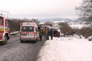 В Словакии автомобиль врезался в группу детей, слетел в кювет и перевернулся