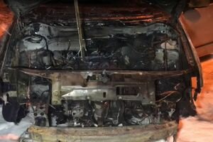 На Подоле в Киеве подожгли автомобиль, который взорвался 