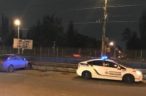 В Киеве пьяный водитель на Chevrolet протаранил ограждение скоростного трамвая, один человек пострадал