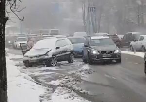 В Киеве на Воздухофлотском проспекте не разменулись два автомобиля: пострадали четыре человека