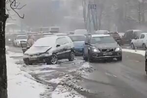 В Киеве на Воздухофлотском проспекте не разменулись два автомобиля: пострадали четыре человека