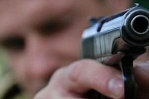 В Мариуполе пьяный мужчина обиделся и выстрелил девушке в живот