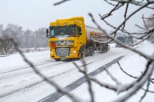 В Киев из-за снегопада могут не пускать грузовики