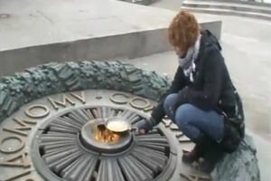 Жарившая яичницу на Вечном огне девушка отсудила у Украины 4 тыс. евро