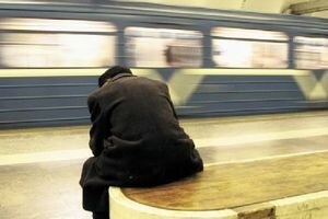 В метро Киева бомж напал на полицейского и избил его