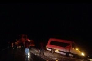 В Запорожской области в снежных заносах застрял автобус с гражданами Австрии