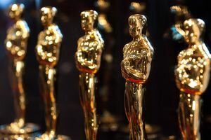 Голый мужчина, кража статуэток и самое популярное селфи: громкие скандалы и курьезы в истории Оскара