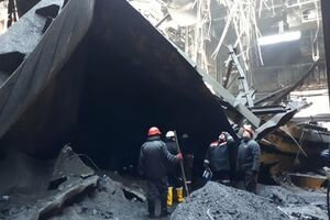 В Кривом Роге на заводе обрушилась металлическая крыша: под завалами найдено тело человека