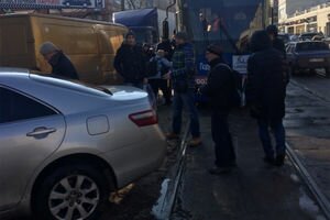 Решили вопрос своими силами: в Одессе пассажиры трамвая на руках перенесли с рельсов припаркованное авто
