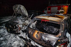Ремонту не подлежат: в Днепре на стоянке сгорели две припаркованные легковушки