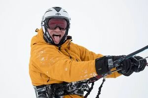 Я ненавижу снег, но не всегда: Кличко попробовал себя в сноукайтинге (фото)