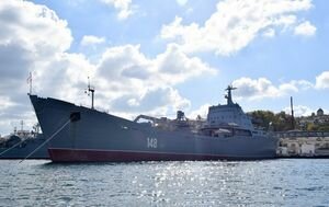 В Средиземное море вошел боевой корабль ВМФ России с грузовиками на палубе