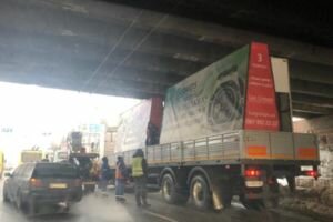 Под Воздухофлотским путепроводом в Киеве застрял грузовик