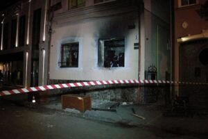 Суд арестовал на два месяца подозреваемого в поджоге Венгерского общества в Ужгороде