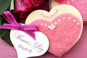 Самые красивые и трогательные поздравления с 8 Марта для мамы, дочки, любимой и коллег 