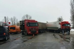 На трассе Киев - Харьков масштабное ДТП: столкнулись четыре грузовика